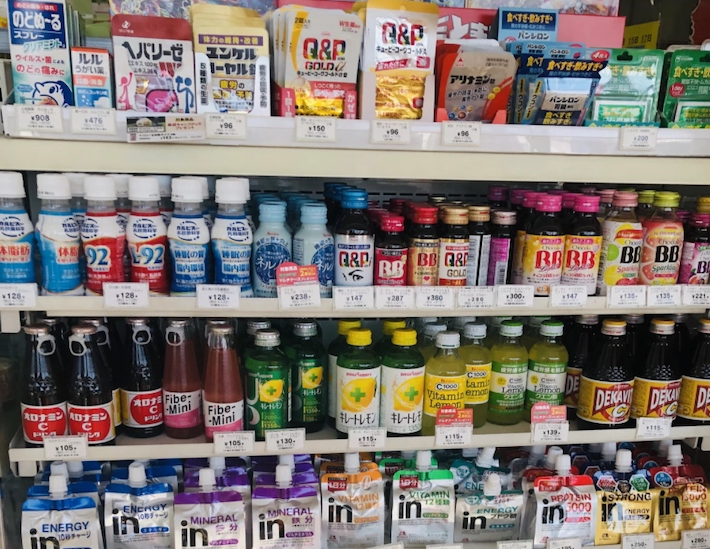 Rayon boissons et gelées énergisantes dans un konbini