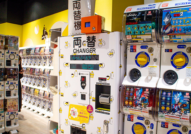 Gashapon et distributeur de pièces