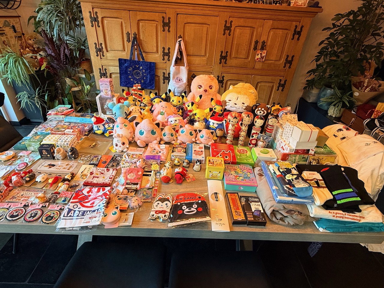 Table remplie de peluches et produits dérivés, souvenirs du Japon