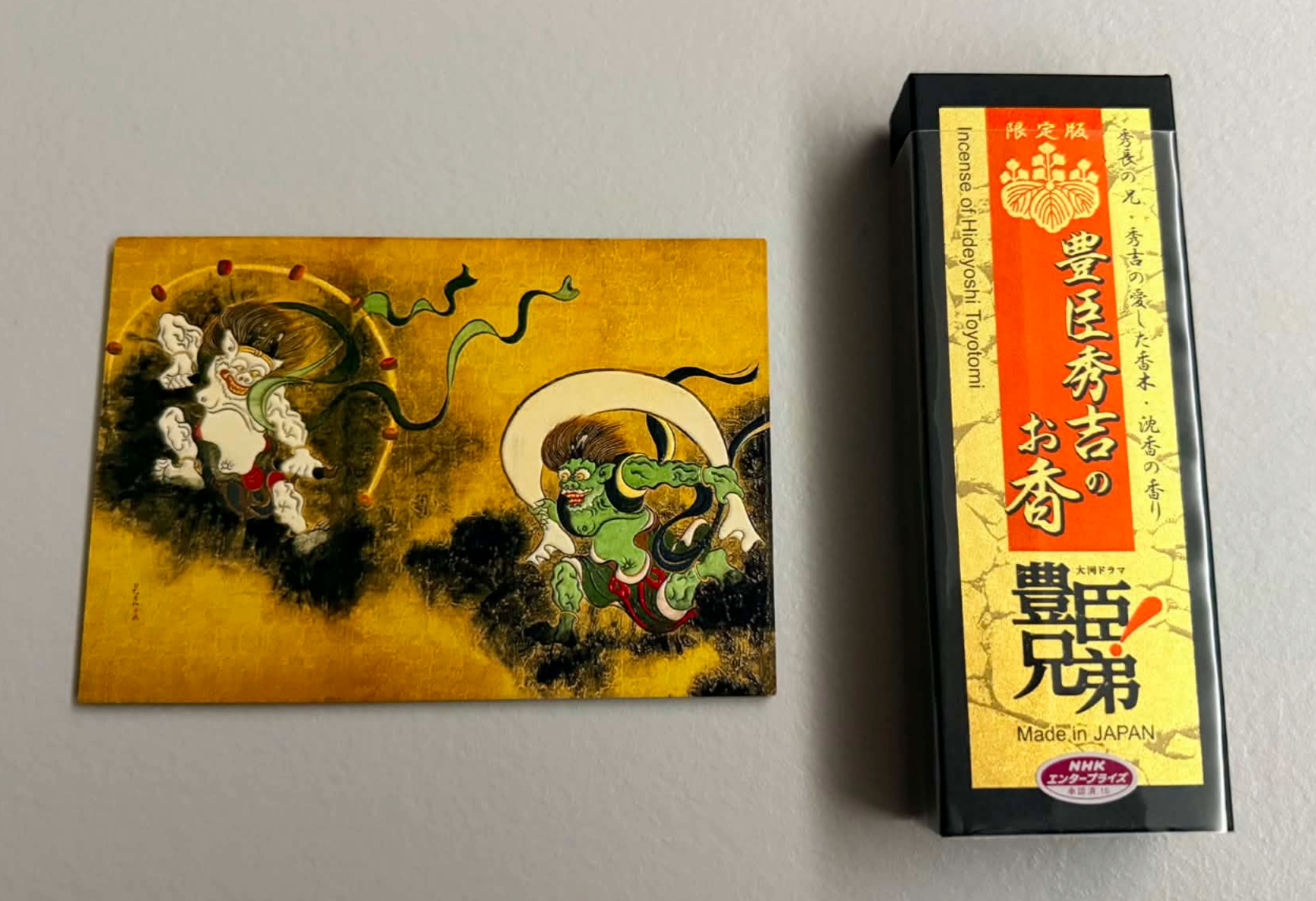 Carte postale en bois et encens