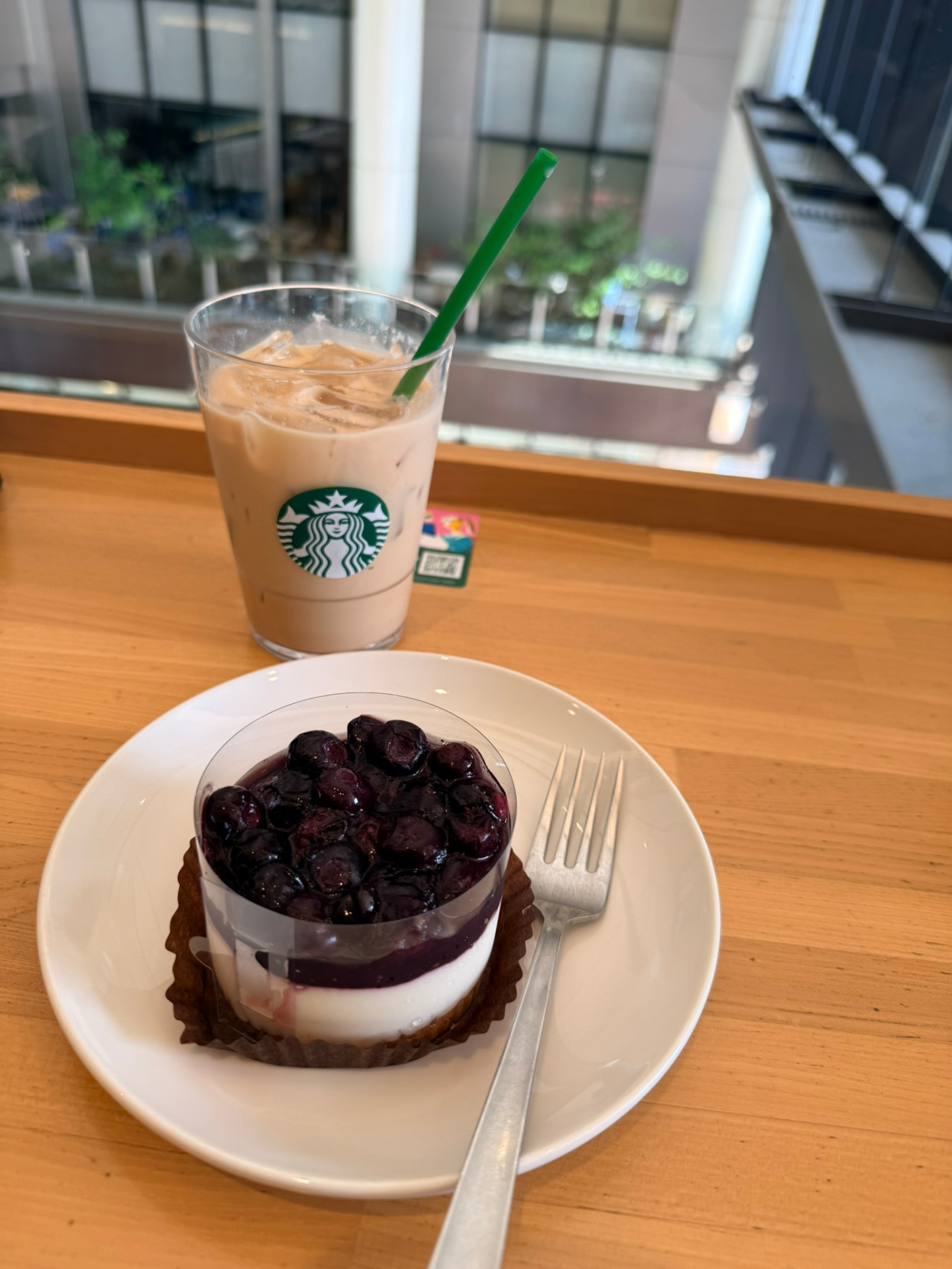 Cheesecake myrtille et café glacé du Starbucks