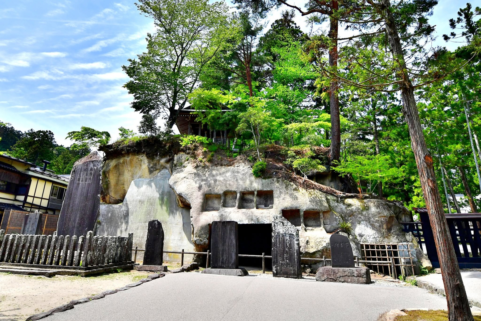Hosshinkutsu Cave du Zuigan-ji depuis l'extérieur du domaine