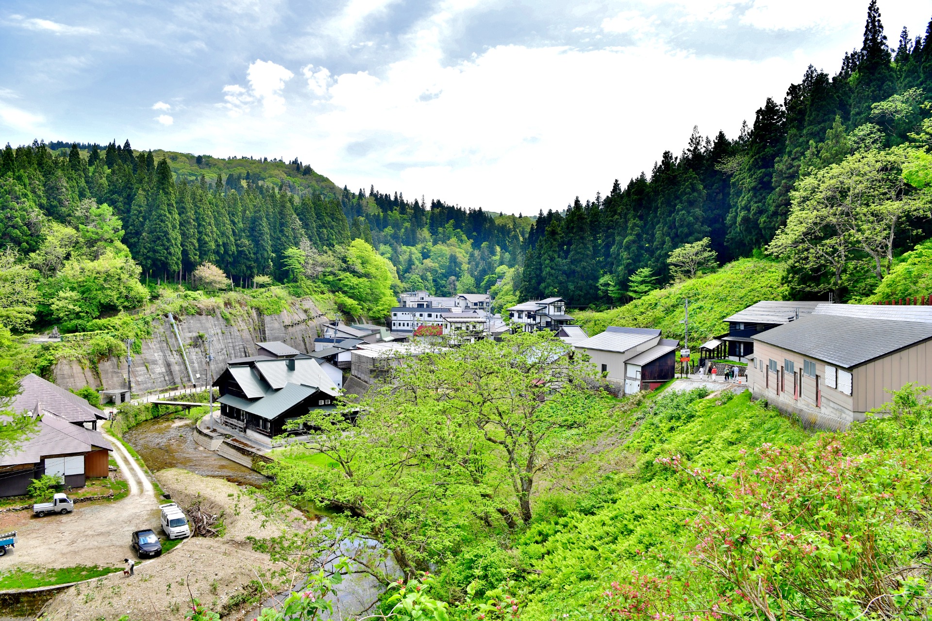 Vue sur Ginzan Onsen depuis la sortie de la navette
