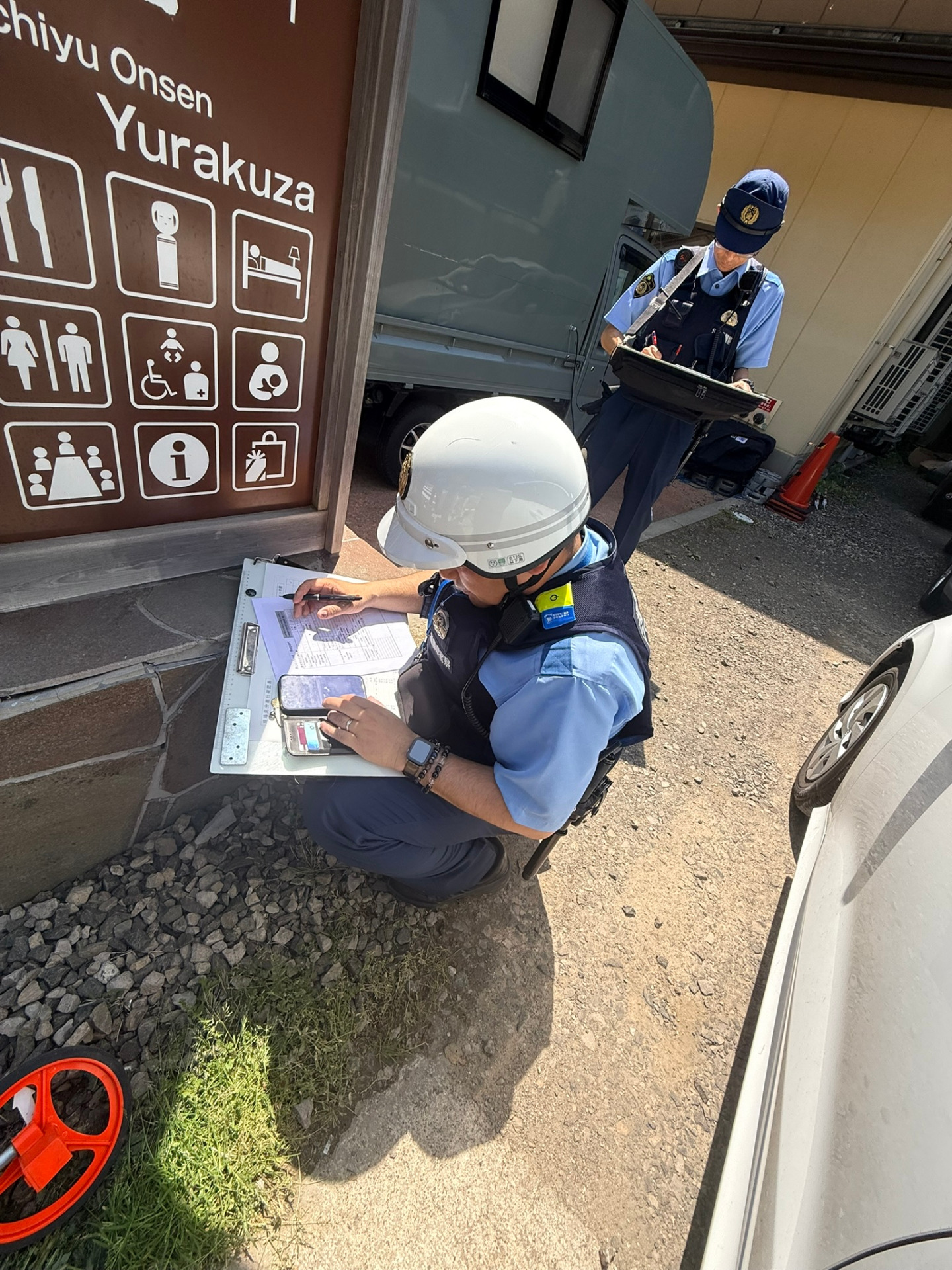 Les policiers faisant le constat d'accident