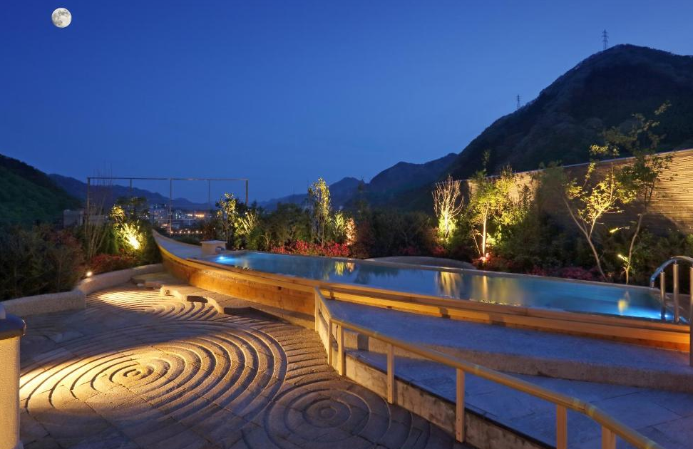 Bain public sur le toir de l'Asaya Hotel