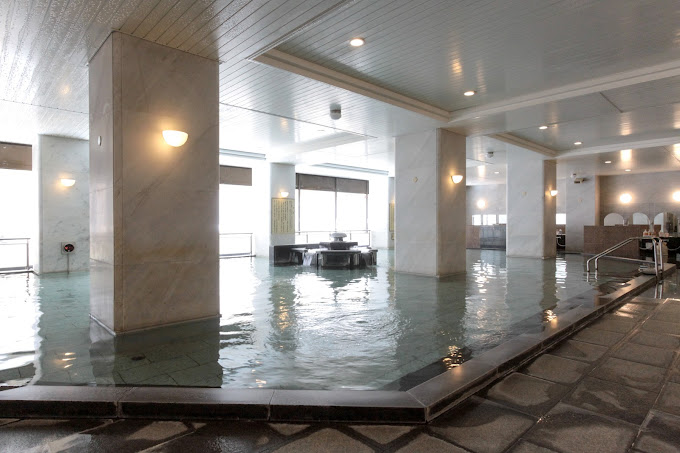 Immense bain public du Asaya Hotel