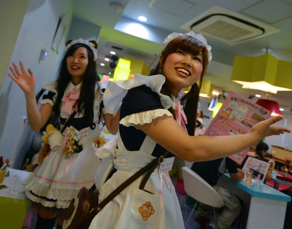 Uniforme de maid dans un café à thème